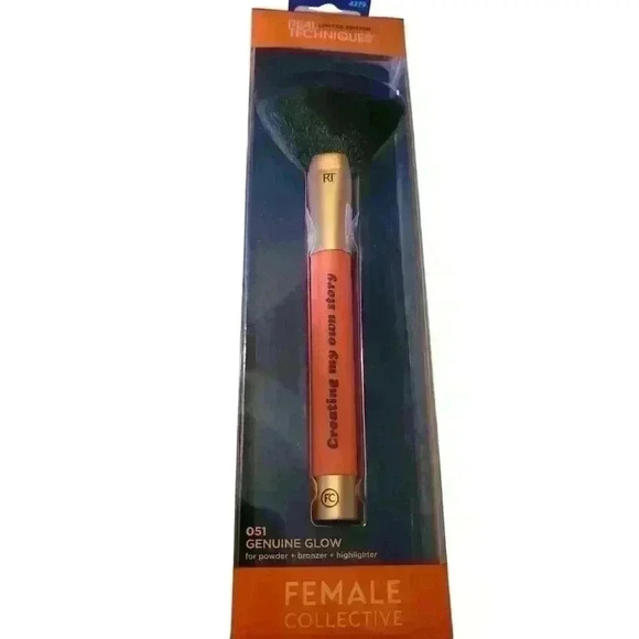 Makeup Brush -Real Techniques x Female Collective Genuine Glow Fan Makeup - Picture 1 of 4